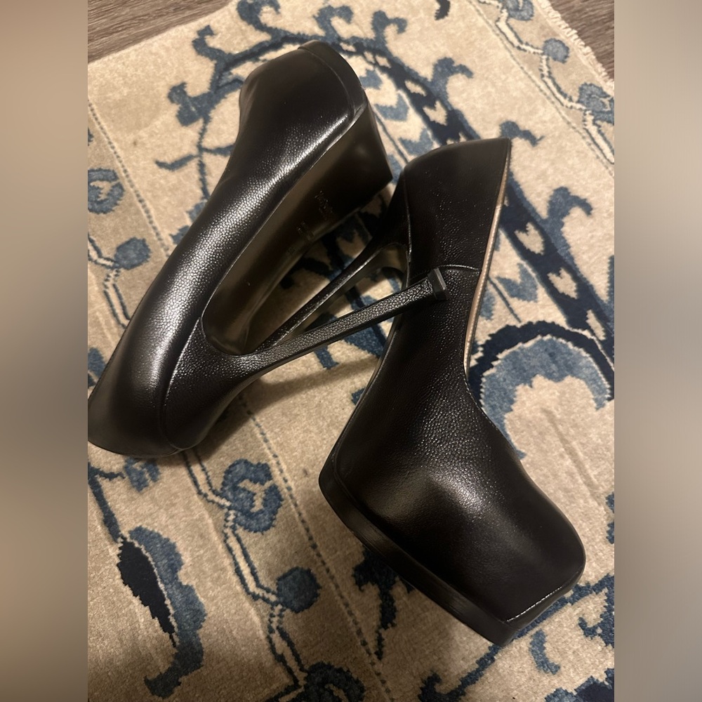 Gorgeous pair YSL shoes almost new.